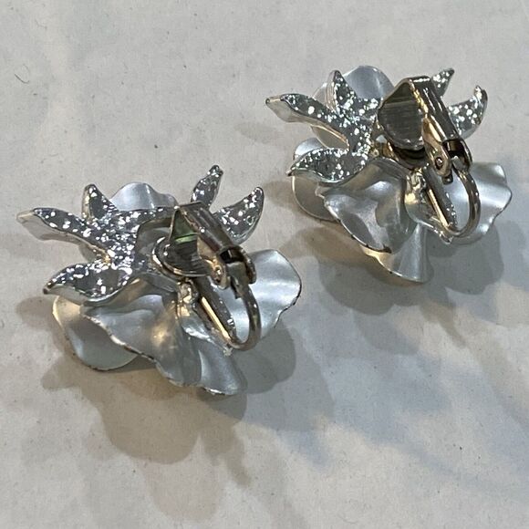 Mid Century Clip On Earrings Weeping Silver Textured Dimensional Flowers Classic - Picture 4 of 7